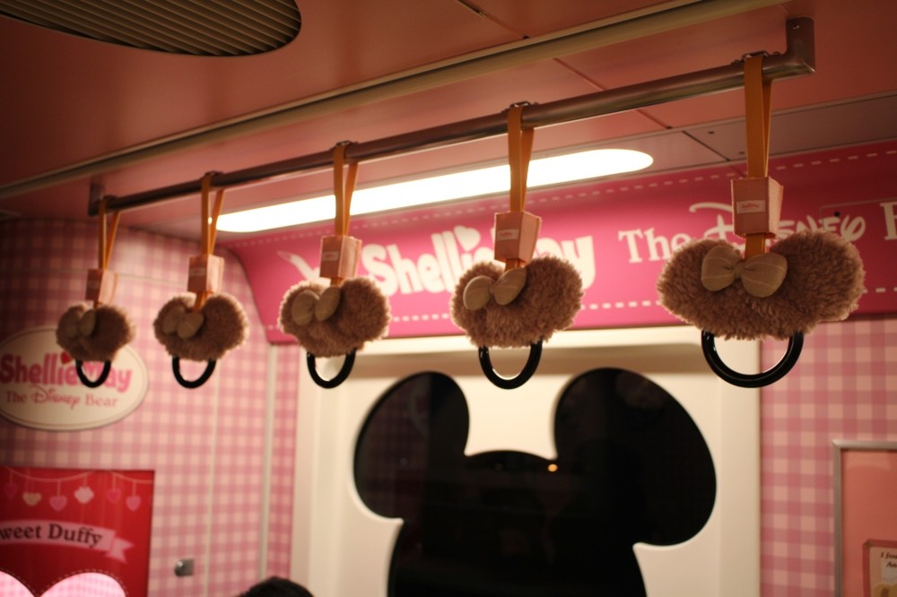 ダッフィー＆フレンズ・ライナーのシェリーメイをテーマにした車内。つり革もシートもぬいぐるみと同じ生地を使っている