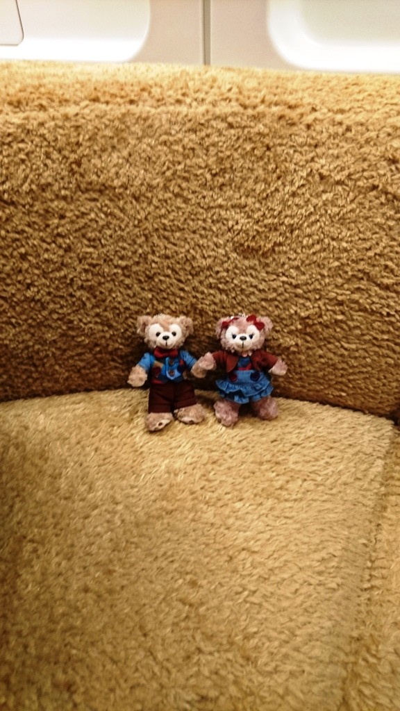 ダッフィー＆フレンズ・ライナー。ダッフィーのぬいぐるみと同じ生地で作ったシートに座れる。つり革も同じ生地で作られている