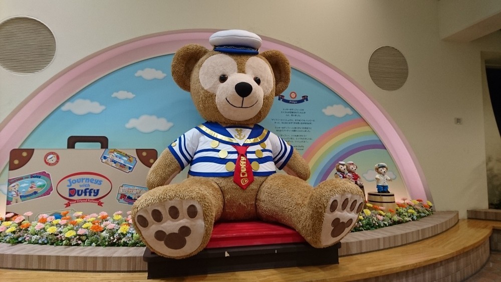 ２m越えのダッフィーがリゾートゲートウエイ・ステーションに