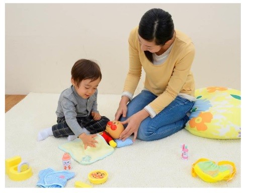 見立て遊びやごっこ遊びに...バンダイ「やさしさ育つよ　なかよしアンパンマン」日立や慶大と共同研究
