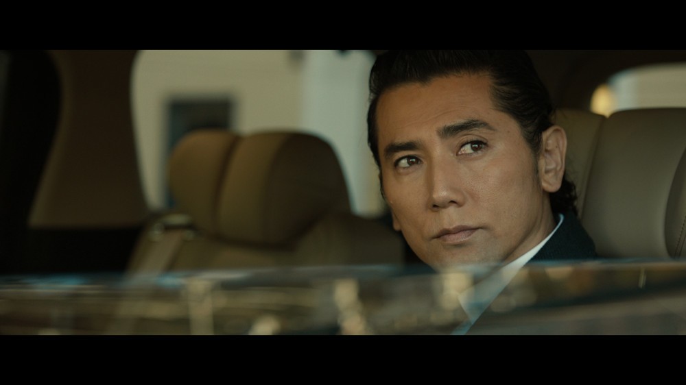 本木さんがギター片手に歌うエレガントな姿に注目