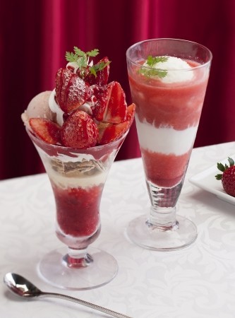 新たなブランドいちご「ロイヤルクイーン」のパフェとスムージー　コージーコーナー