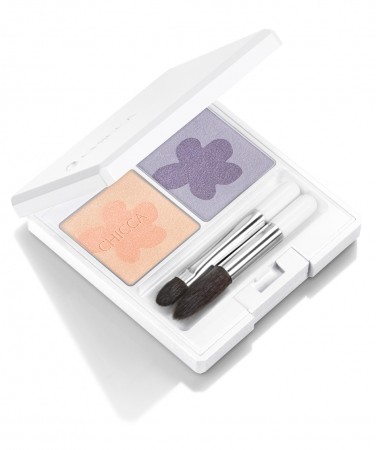 EX27　フラワーレイン（限定色）。センシュアルで涼しげなブルーのセット。ライトカラーを混ぜるとほんのり紅潮感のあるピーチベージュのハイライトに。シェードカラーはグレイッシュブルーの花びらを締め色に、背景のパステルブルーを中間色に重ねれば、しっとりと大人っぽい印象に。