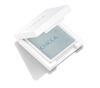 キッカ ニュアンスカラーリッドは、絶妙な光と艶のニュアンスでまぶたに立体的なアイホールをつくりだすアイカラー。価格は2800円。