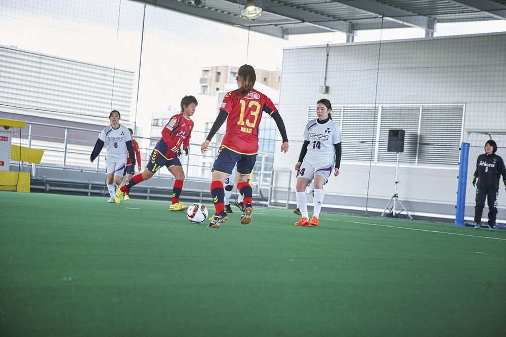 赤いウエアがINAC神戸レオネッサ、白が同志社フットサルクラブ女子