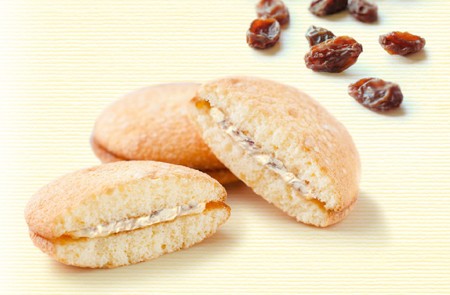 十勝たちばな「フレッシュパンセ ラムレーズン」　さっくりブッセで香り良いレーズンをサンド