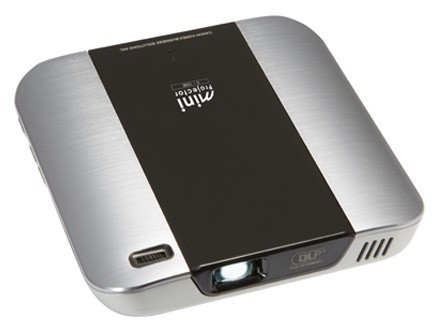 スマホ/タブレットの映像をワイヤレス投写　キヤノンからバッグに入れて持ち運べるミニプロジェクター