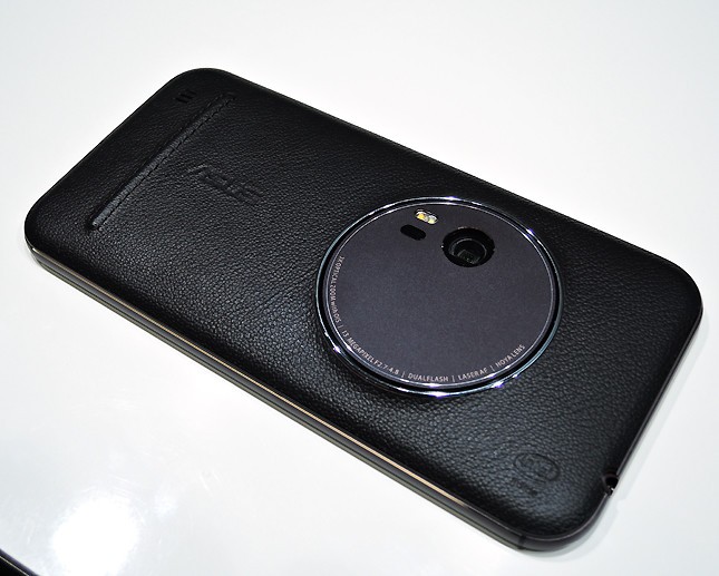 ZenFone Zoomの上位機種は背面パネルに本牛革を採用