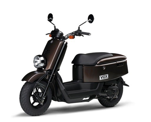 高い収納性とユニークなスタイルのスクーターに新色登場！