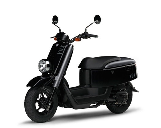 高い収納性とユニークなスタイルのスクーターに新色登場！