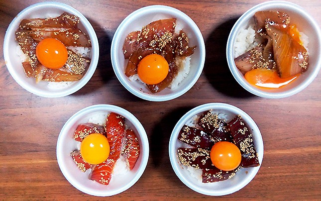 上左からたい、びんちょうまぐろ、ぶり。下左からサーモン、まぐろ赤身。ぶりだけ卵黄の取り分けに失敗してしまった