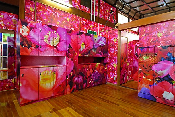 ロッカーにあしらわれた椿が目を引く