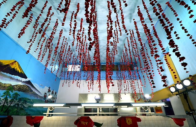 天井からぶら下がる椿