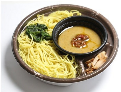 スリーエフ、横浜・啜磨専科の限定メニューを再現した「バジル味噌つけ麺」発売