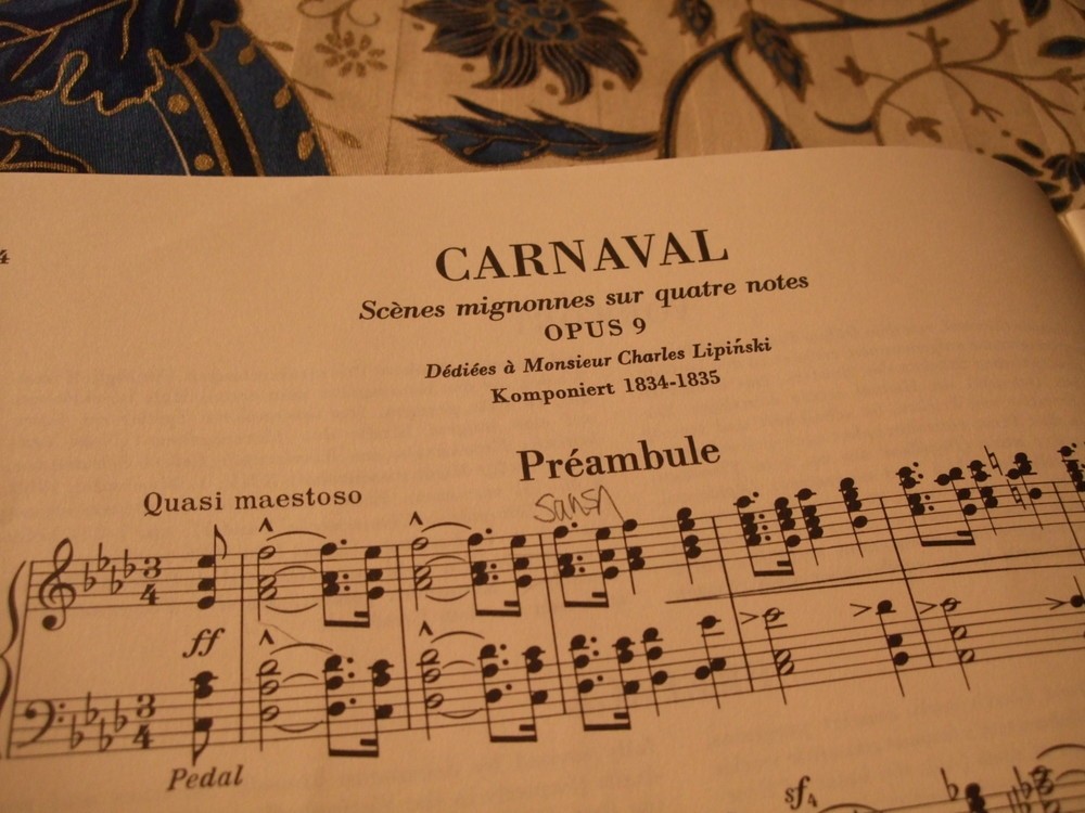 謝肉祭「4つの音によるかわいらしい情景」と書いてある1曲目は「前口上」