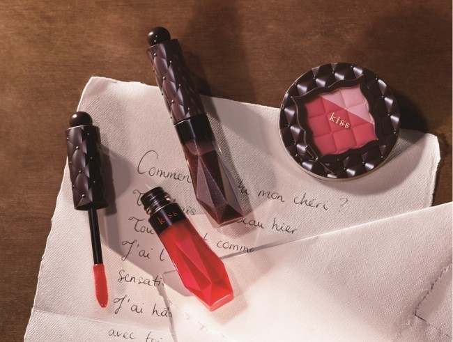 「キスするためのグロス」に「色気ONチーク」　新生「Kiss」から大人の色っぽさを感じさせる2アイテム発売