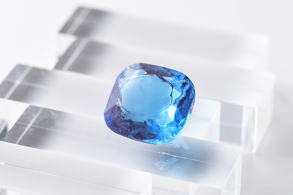 実在のダイヤモンドをあめで再現した「スイートジュエル」の新作