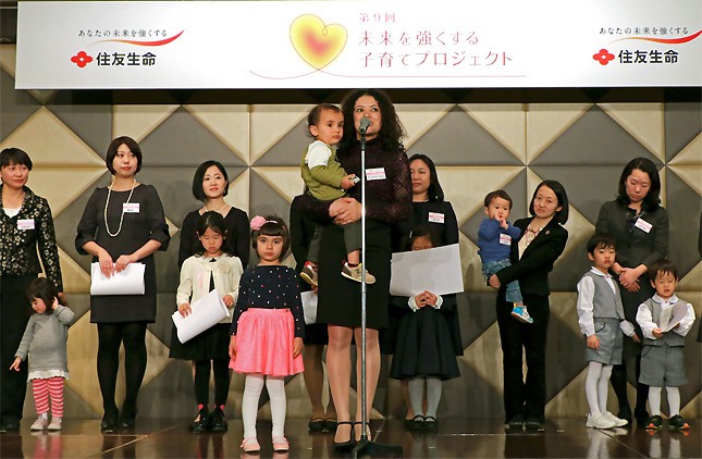 マイクに向かって話しているのは、スミセイ女性研究者奨励賞受賞者のアリポヴァ・カモラさん親子