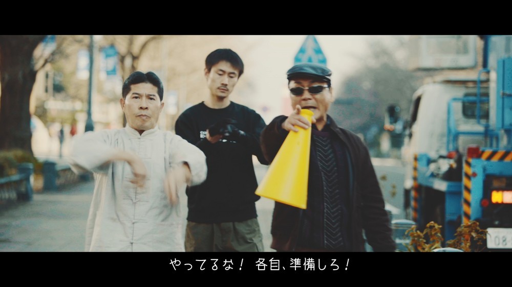 突然現れる謎の撮影クルー