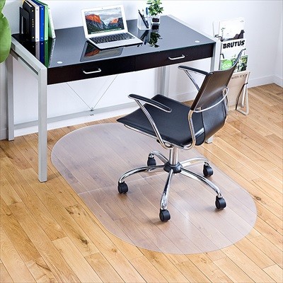 角のない楕円形デザインで、圧迫感をやわらげるチェアマット