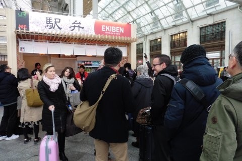 パリ・リヨン駅に現れた駅弁の売店にならぶ旅行客ら