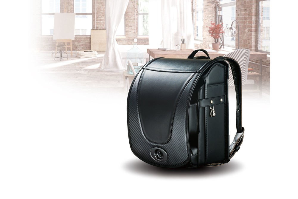 レクサスが作った超高級ランドセル　スポーツカーと同じカーボン素材でお値段なんと15万円