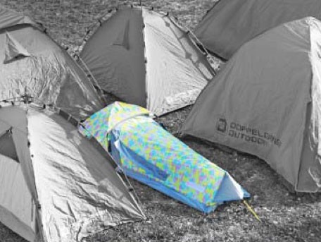 狭いスペースでも設置可能、野外フェスに最適な1人用「スキマテント」発売