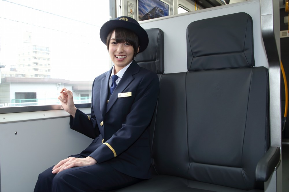 クロスシートには、大手私鉄の通勤型電車としては初めて本革を採用。「横浜をイメージする紺色」の新制服に身を包んだ南明奈さんが笑顔を見せた
