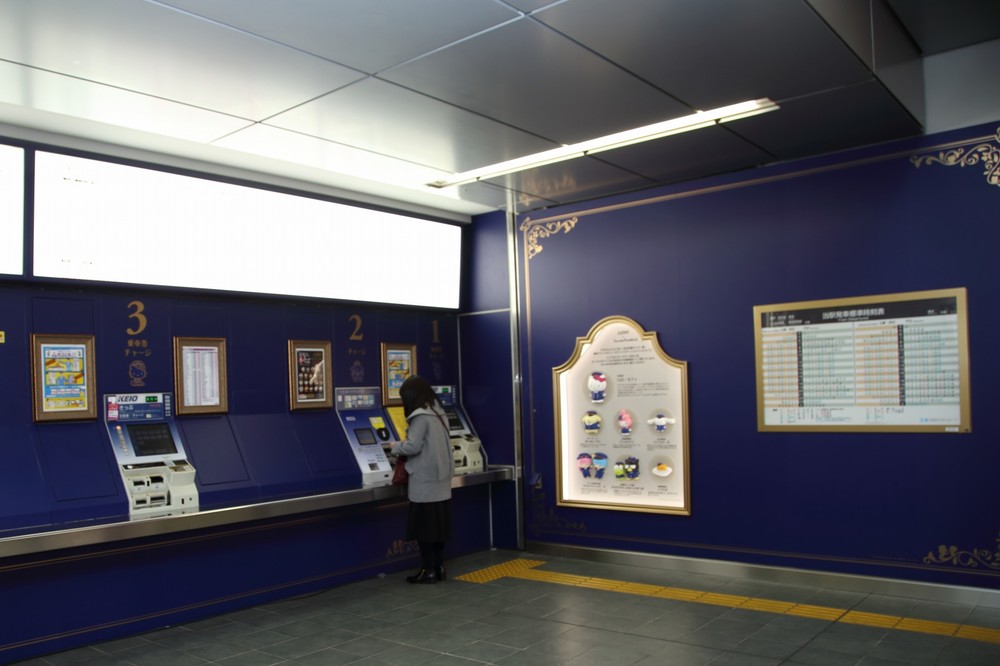券売機付近は紺色を基調に改装された