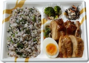 ファミマ「鶏の柚子こしょう焼き弁当」「野沢菜チーズおむすび」発売 糖質オフの「dancyuダイエットシリーズ」