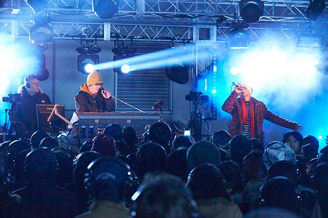 赤い服がカール・ハイドで、機器を操作しているのがリック・スミス（パルコ提供）