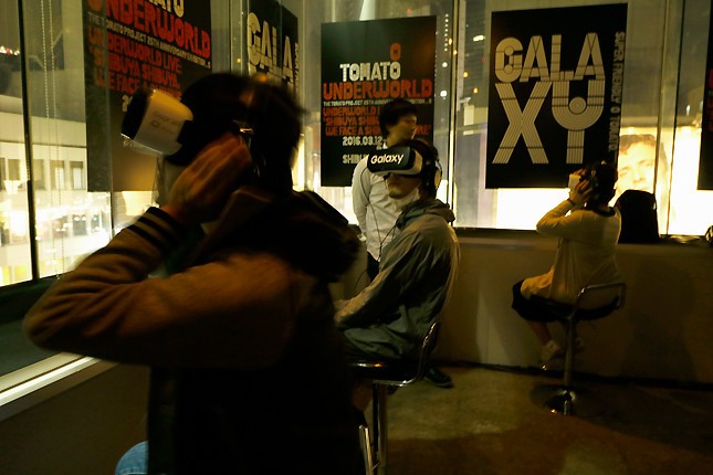 カウンター席でGear VRを装着する人の中には、音楽に合わせて激しく体を動かす人も