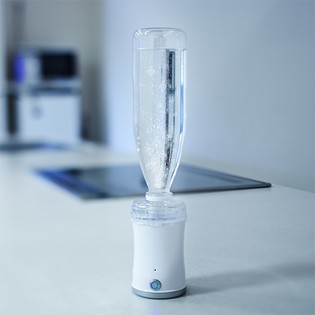 ペットボトルの水で「いつでもどこでも水素水」　ポータブル生成器を開発