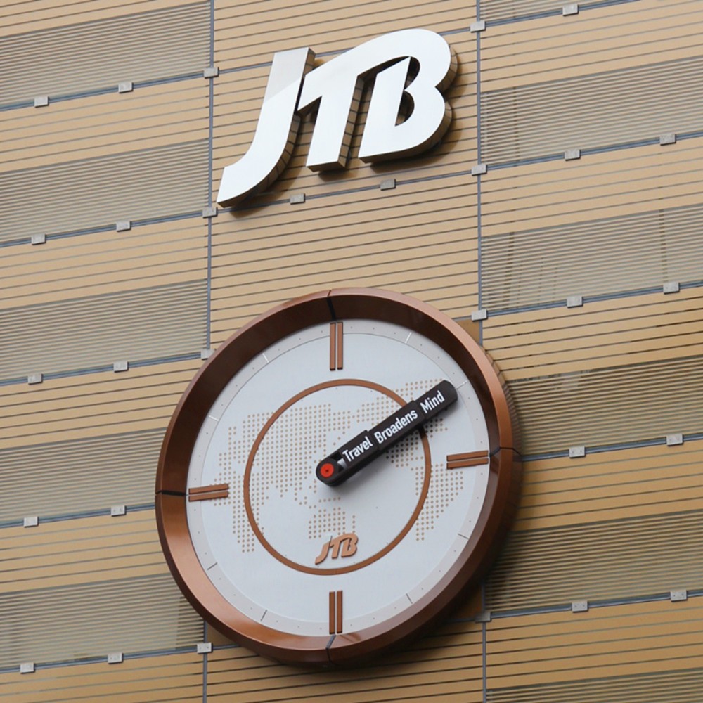 秒針に「Travel」、短針に「Broadens」、長針に「Mind」の文字がそれぞれ刻まれている