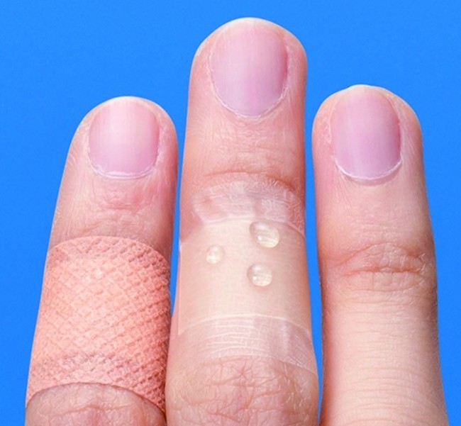 ケアリーヴ治す力防水タイプ（中央）、ケアリーヴ治す力