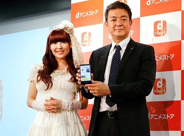 （写真左から）黒崎真音さん、NTTドコモ プラットフォームビジネス推進部の田中伸明担当部長
