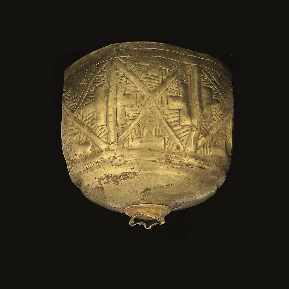 幾何学文脚付杯（前2100年～前2000年頃）©NMA / Thierry Ollivier