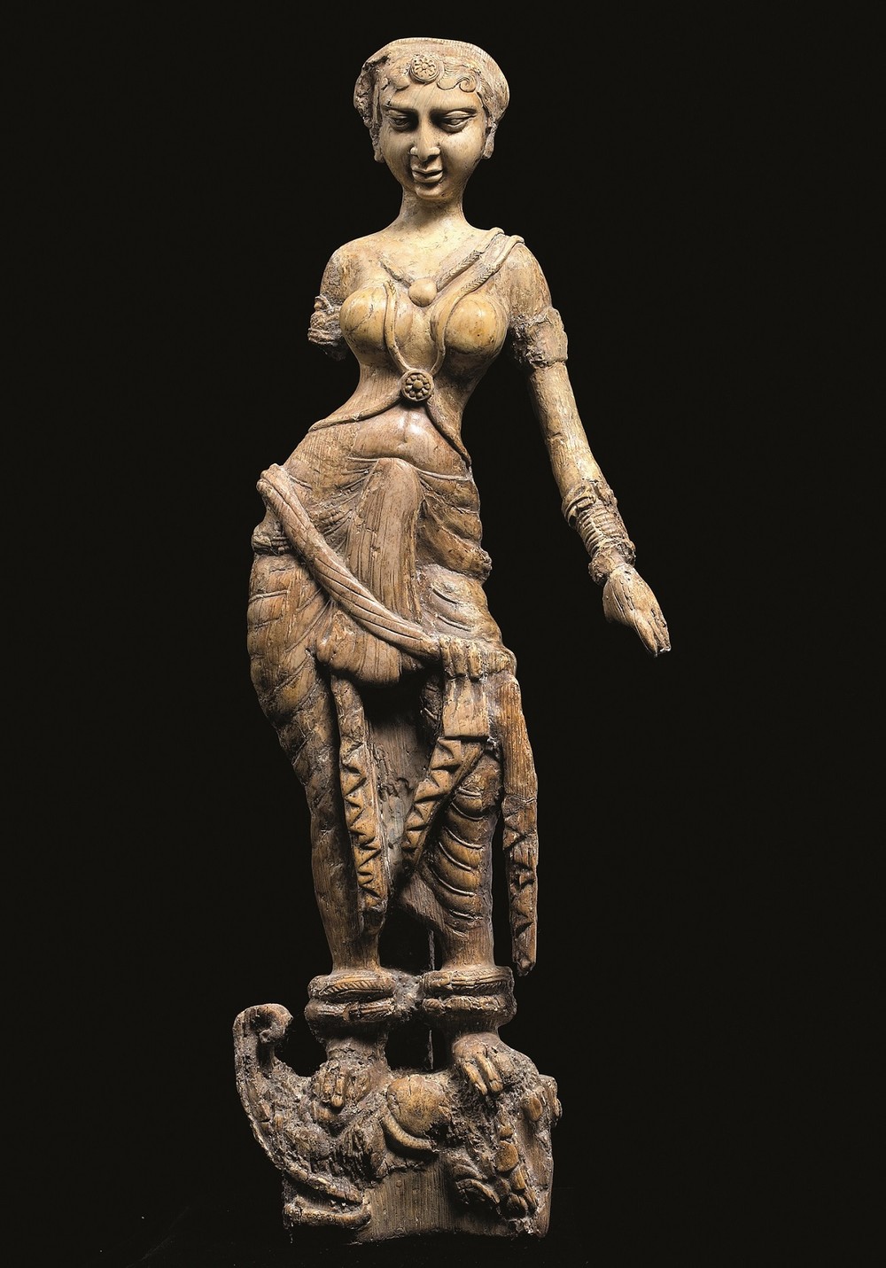 マカラの上に立つ女性像（1世紀）©NMA / Thierry Ollivier