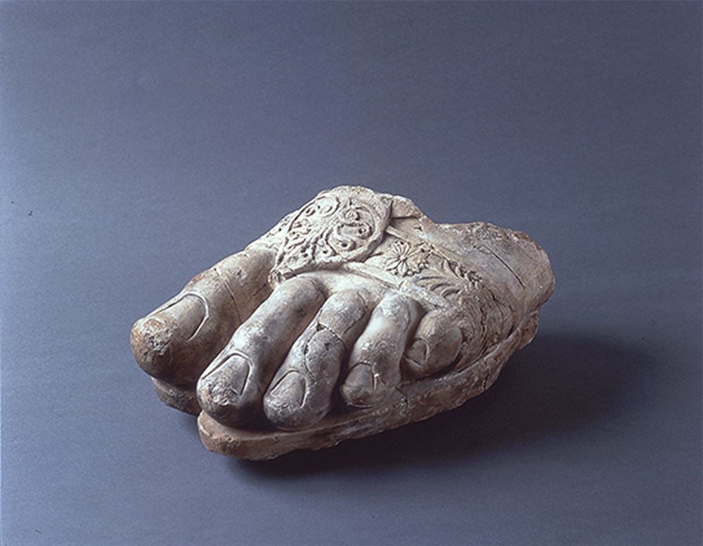 ゼウス神像左足断片（前3世紀