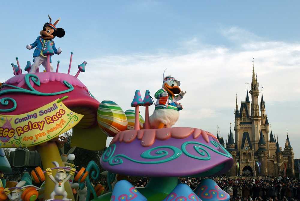  パレード「ヒッピティ・ホッピティ・スプリングタイム」。ミッキーマウスたちがエッグレースに備えて体力作りをするジムのフロート