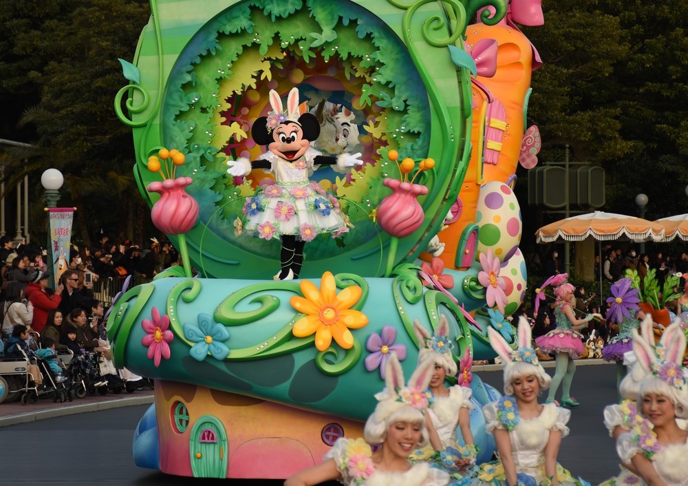  パレード「ヒッピティ・ホッピティ・スプリングタイム」。ミニーマウスとイースターバニーたちが出迎える“イースターガーデンの入口”のフロート