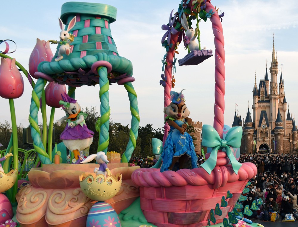  パレード「ヒッピティ・ホッピティ・スプリングタイム」。デイジーダックたちが楽しく踊る“イースターバニーの舞踏会”のフロート