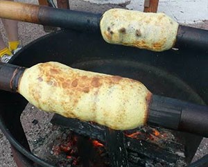 青竹を使用して焼き上げるバームクーヘン