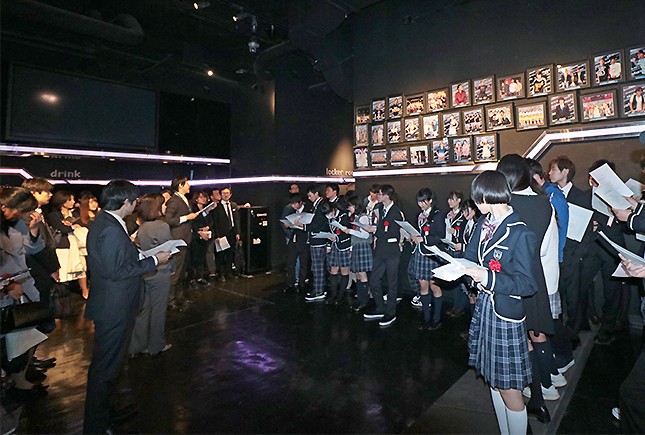 式の前にスタッフからブリーフィングを受ける生徒たち