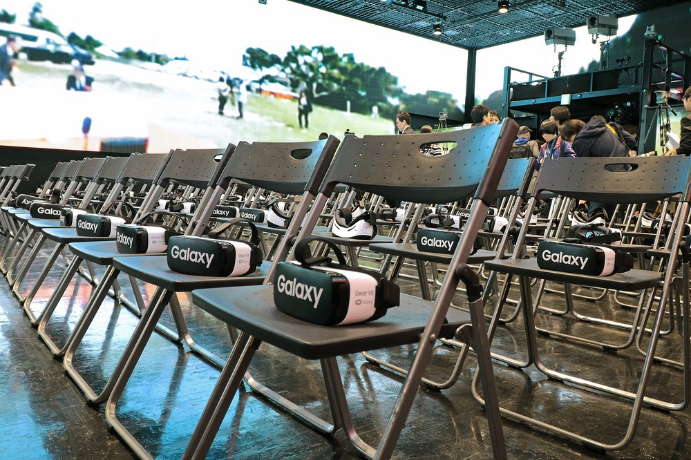 東京会場にいる生徒全員と理事長、理事、来賓向けにヘッド マウントディスプレイ「GearVR」が1台ずつ用意される