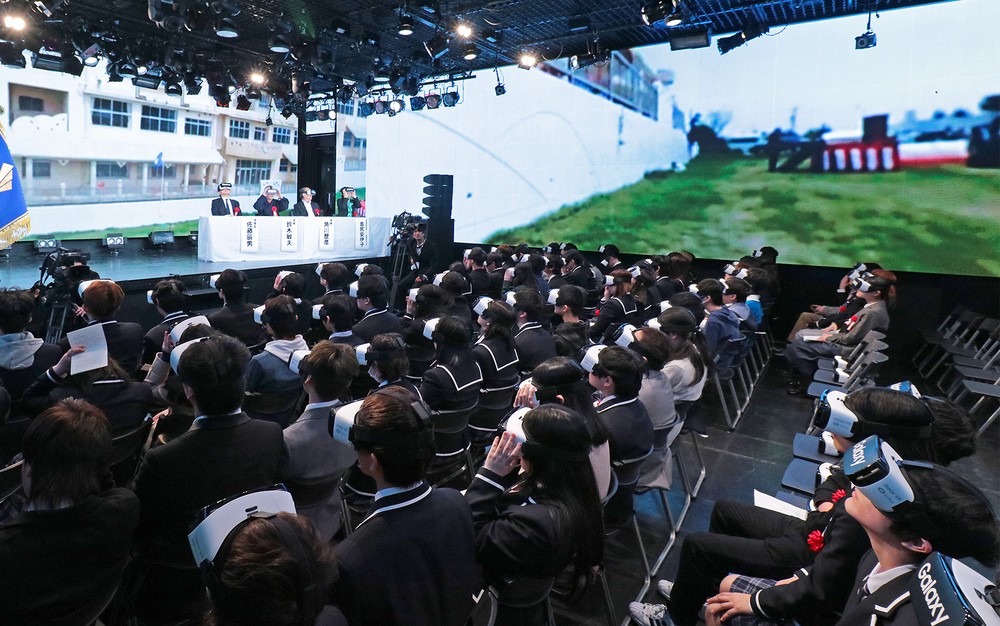 生徒だけでなく、壇上の理事長らもGearVRを装着