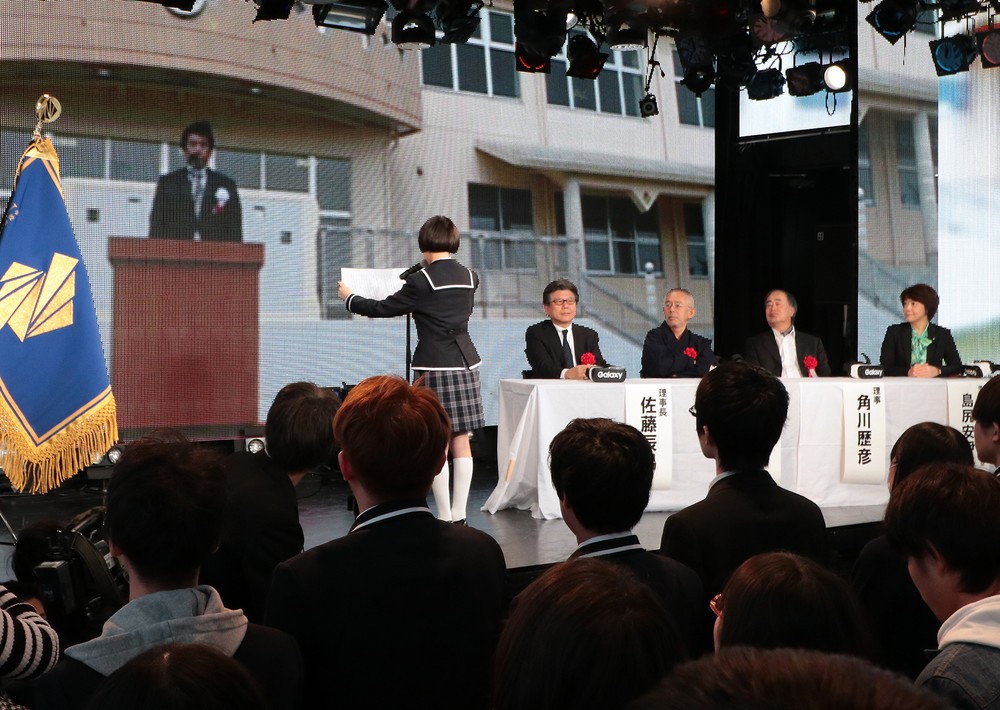 沖縄県の本校舎にいる奥平博一校長に、ネットを介して「誓いの言葉」を宣誓する女子生徒