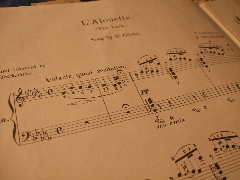 「ひばり」の楽譜。フランス語と英語で題名が記されている