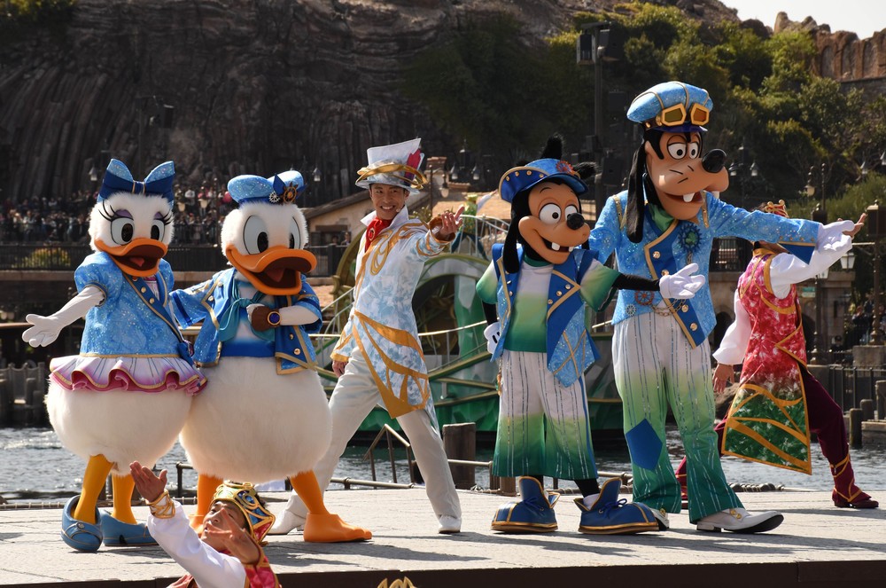「クリスタル・ウィッシュ・ジャーニー」のデイジーダック、ドナルドダックとマックス、グーフィー