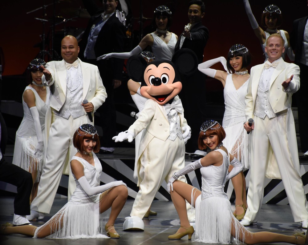 「ビッグバンドビート」のミッキーマウスら